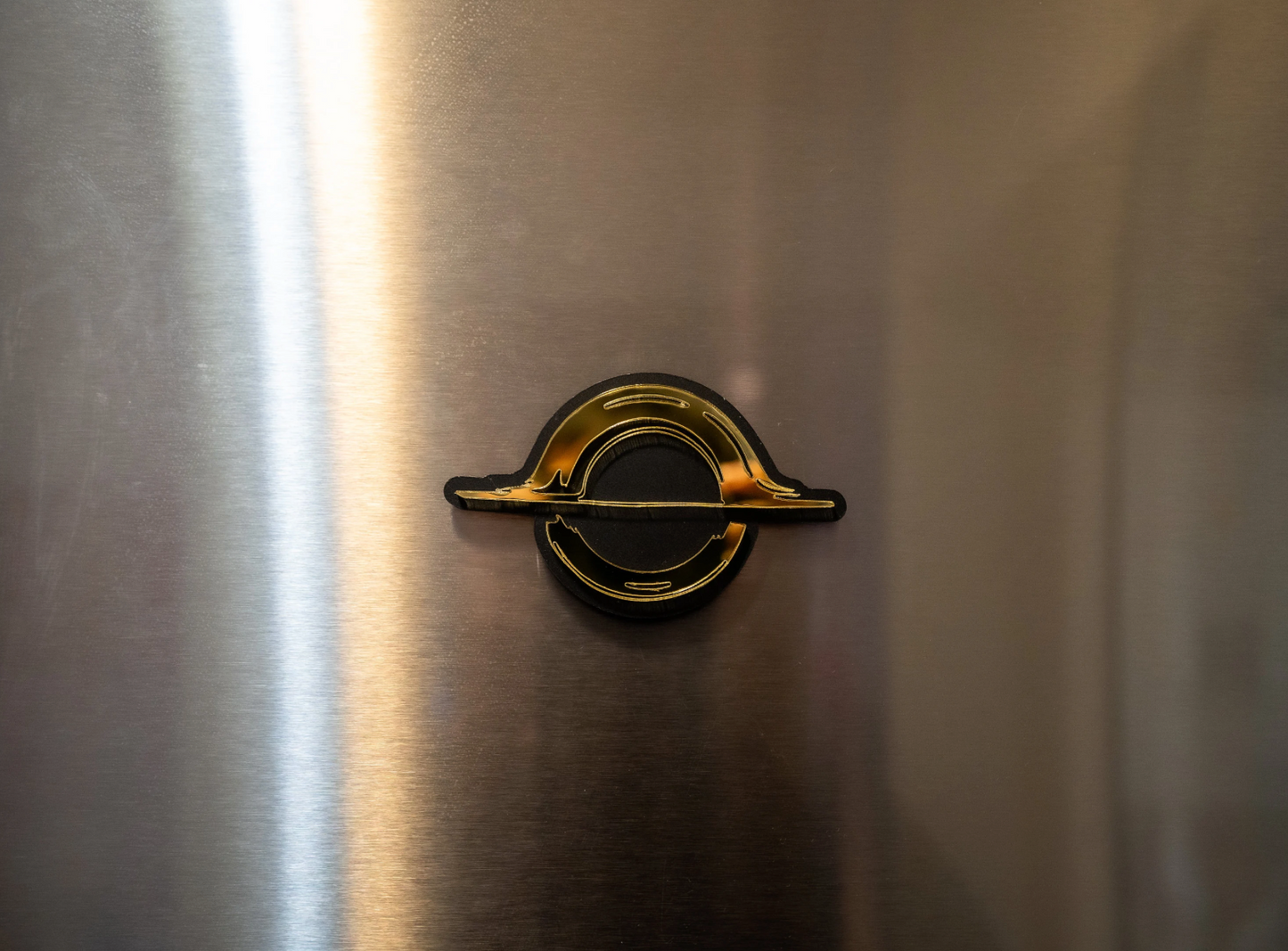 Black Hole Mirror Magnet